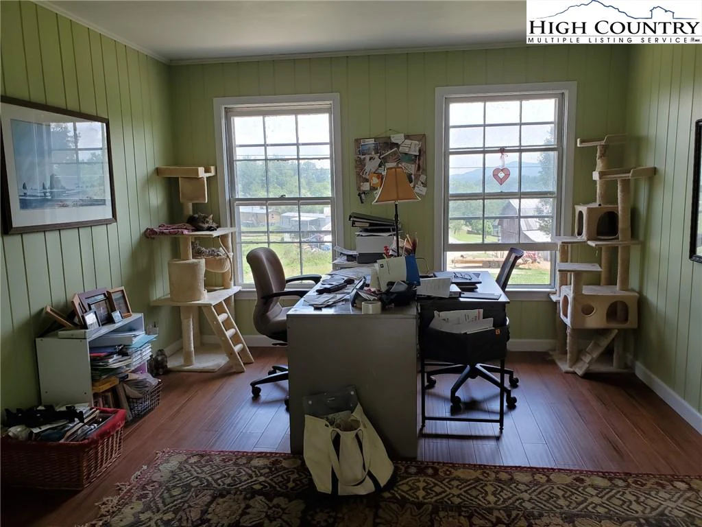 Image number 21 for the current listing