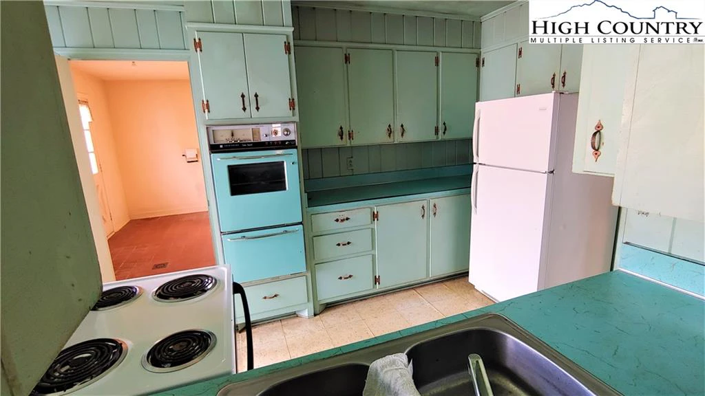 Image number 3 for the current listing