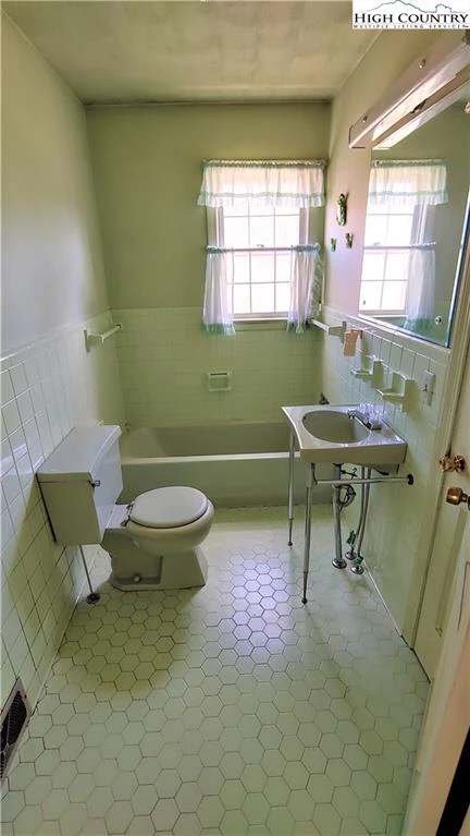 Image number 8 for the current listing