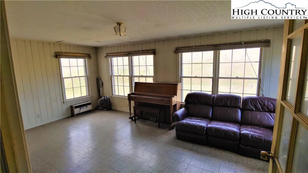 Image number 13 for the current listing