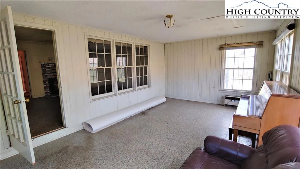 Image number 15 for the current listing