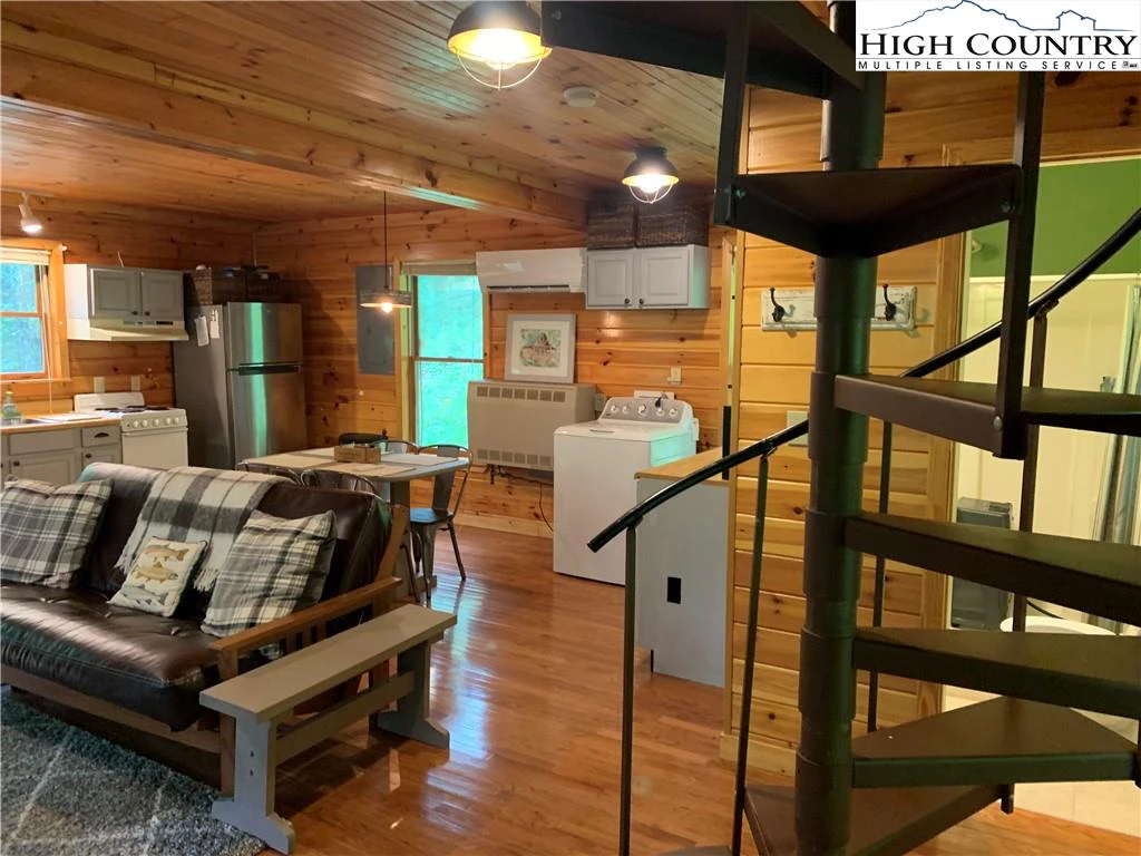 Image number 9 for the current listing