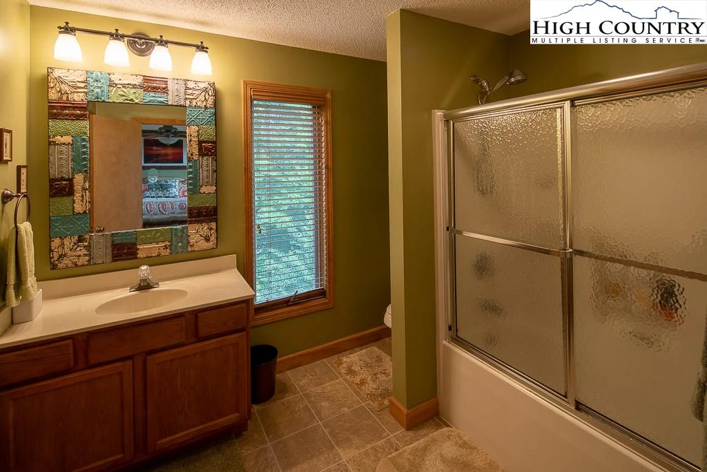 Image number 3 for the current listing