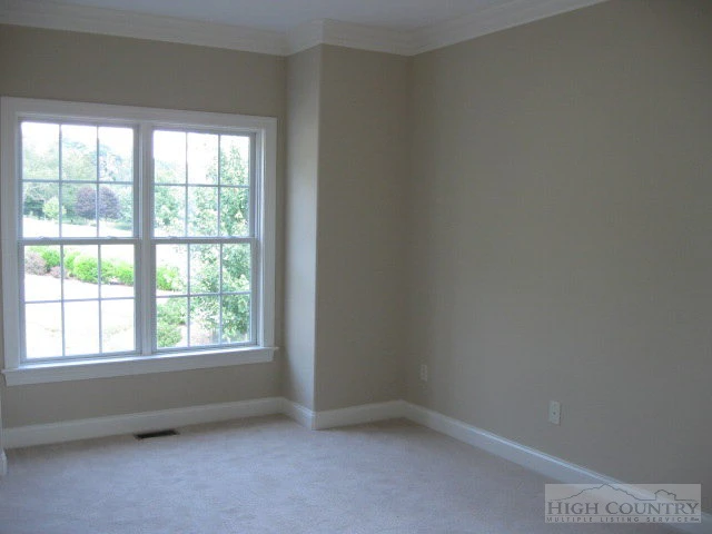 Image number 14 for the current listing
