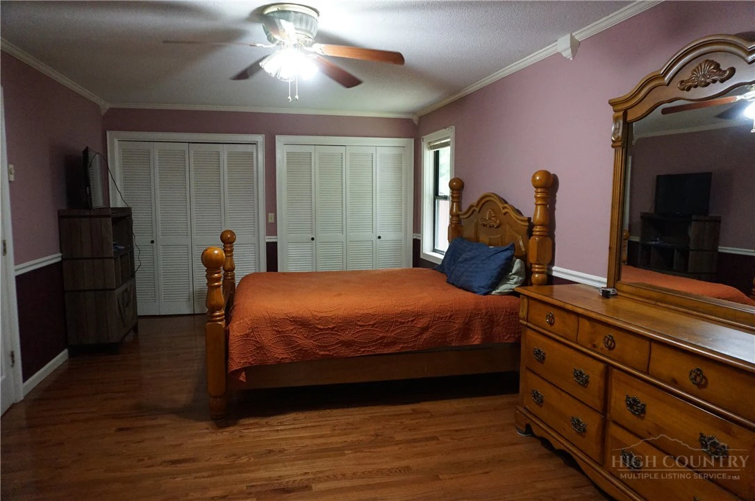 Image number 14 for the current listing
