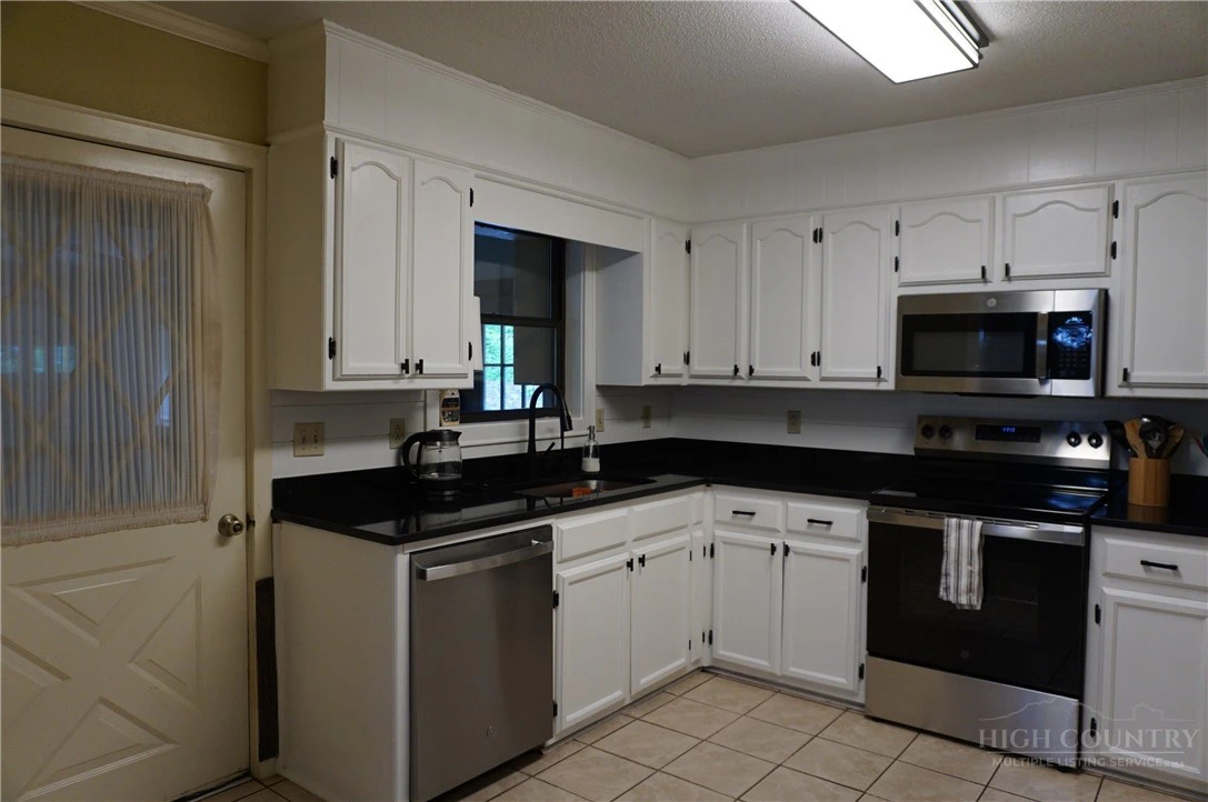 Image number 3 for the current listing