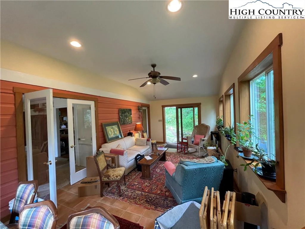 Image number 21 for the current listing