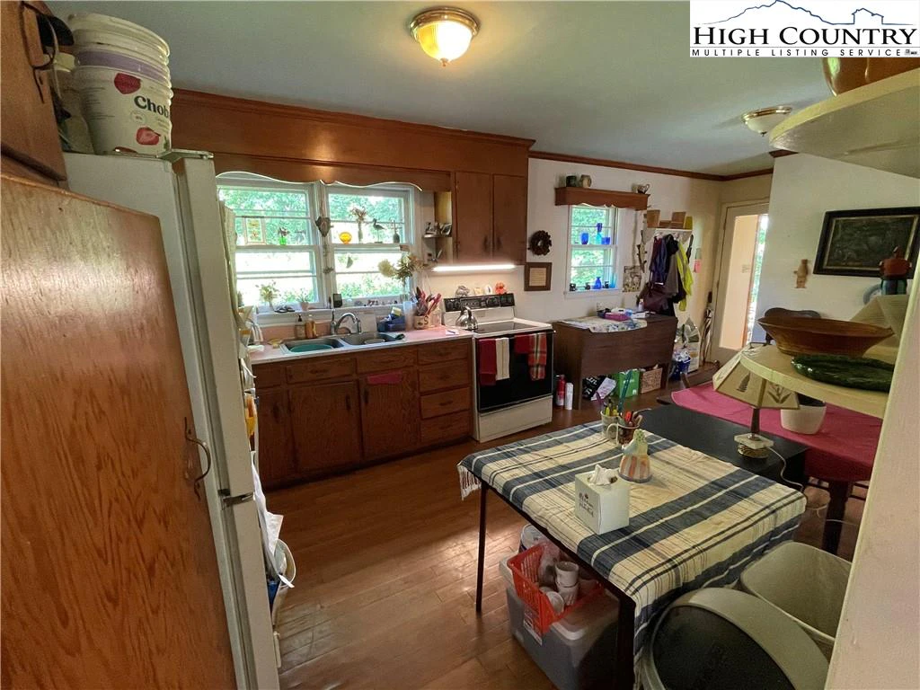 Image number 19 for the current listing