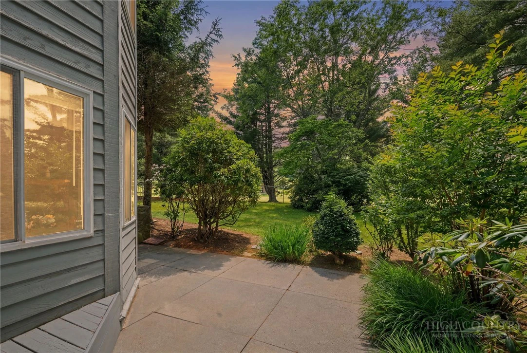 Image number 15 for the current listing