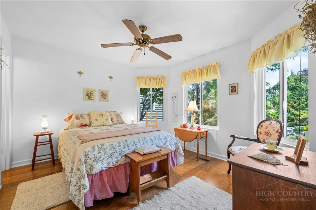 Image number 3 for the current listing