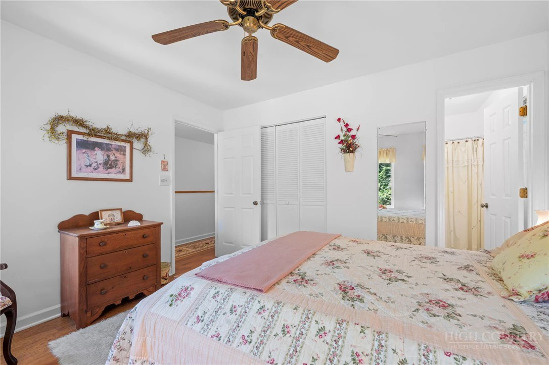 Image number 5 for the current listing