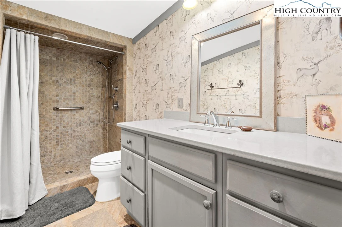 Image number 15 for the current listing
