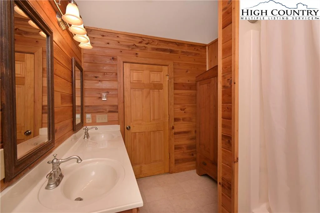 Image number 11 for the current listing
