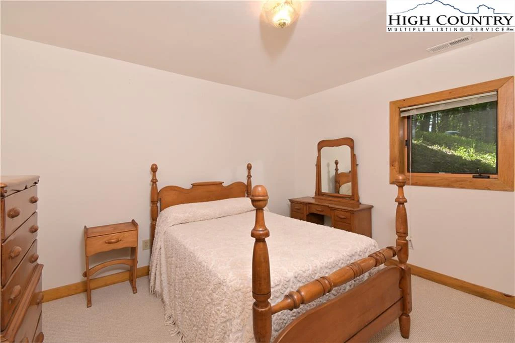 Image number 13 for the current listing