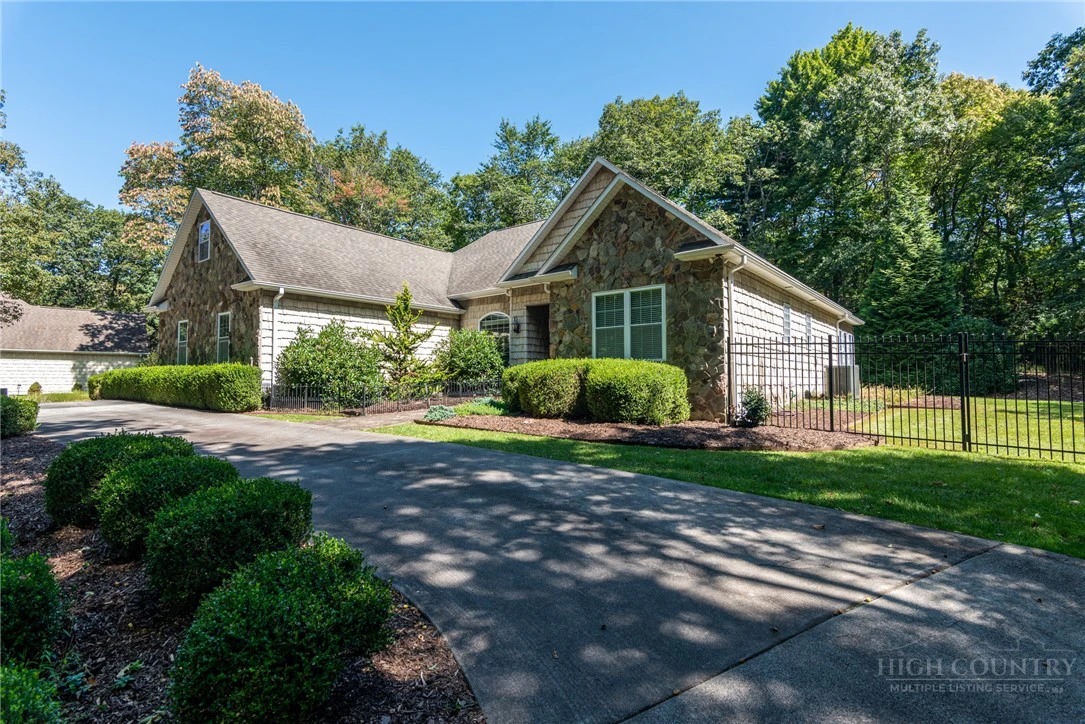 Image number 2 for the current listing