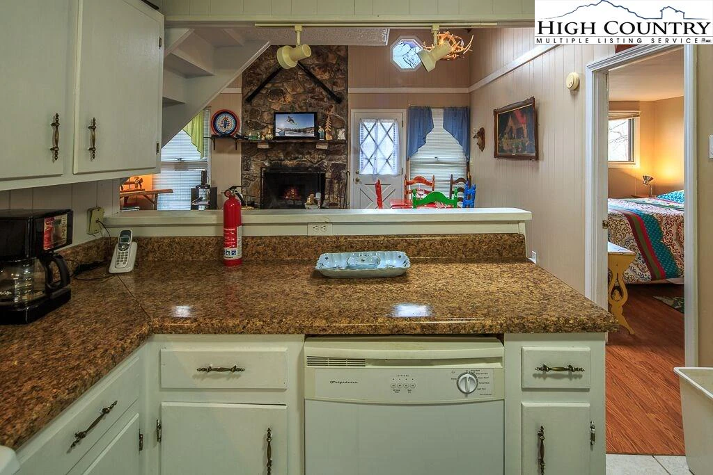 Image number 4 for the current listing