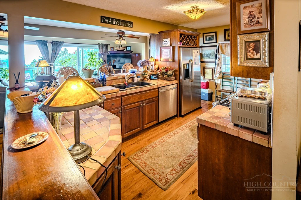 Image number 13 for the current listing