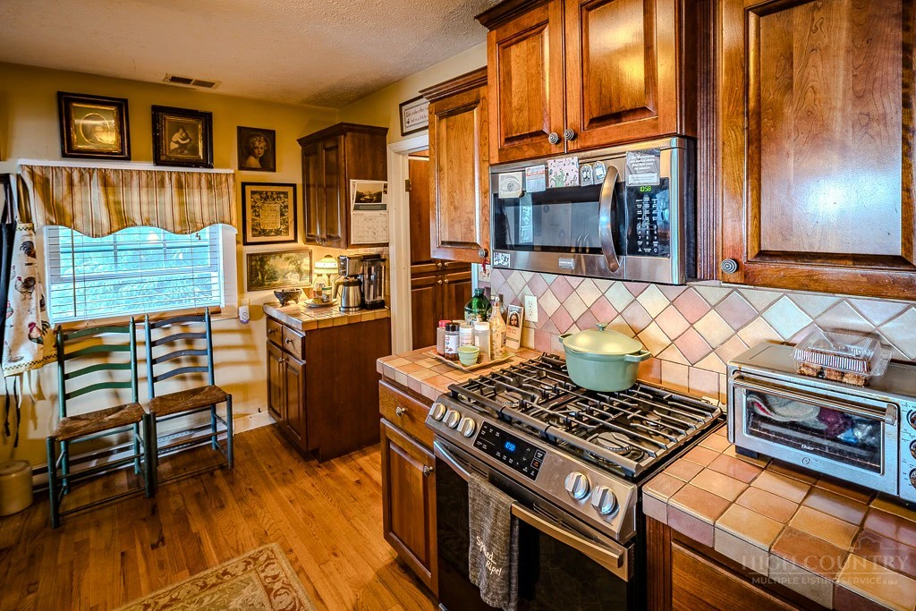 Image number 14 for the current listing