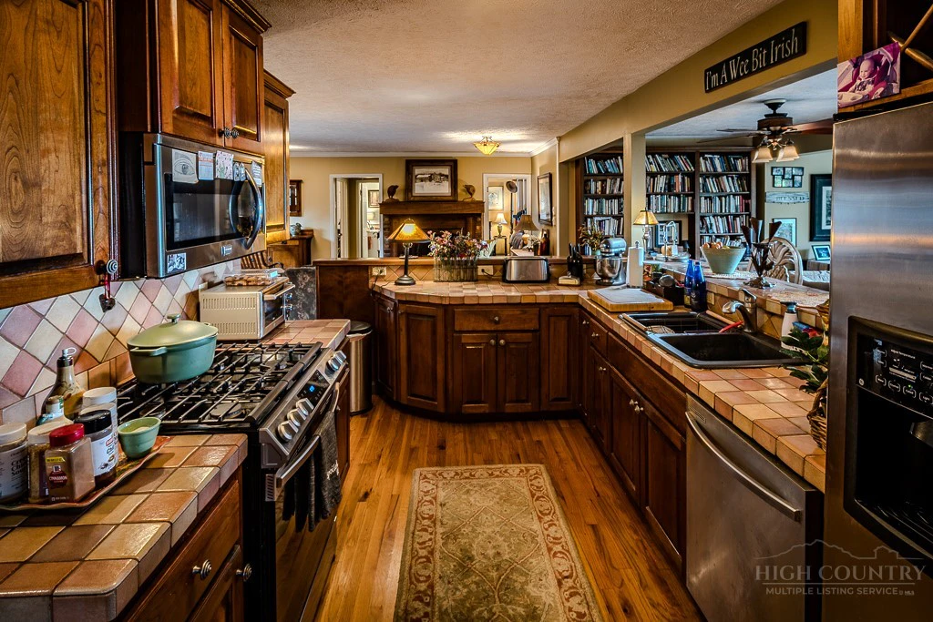 Image number 15 for the current listing