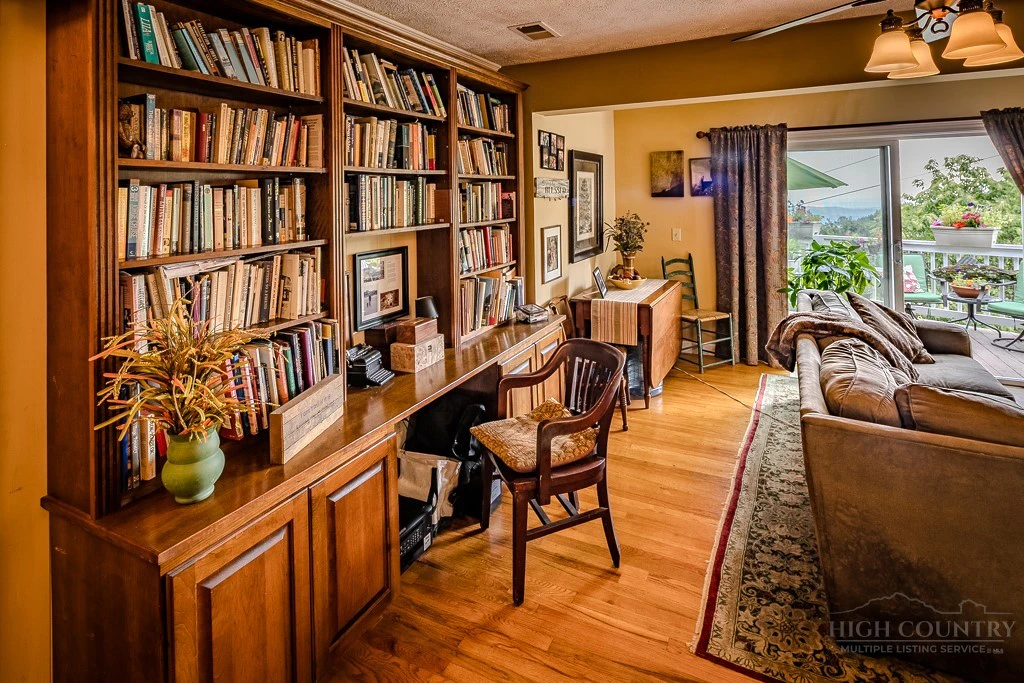 Image number 18 for the current listing