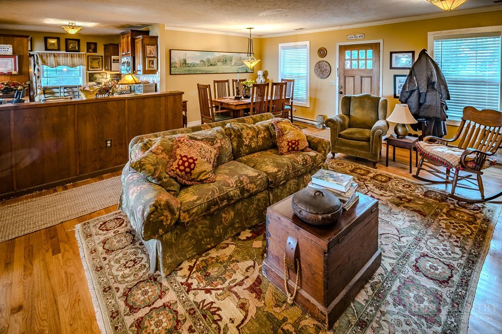 Image number 19 for the current listing
