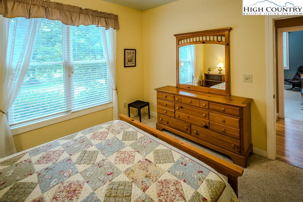 Image number 4 for the current listing