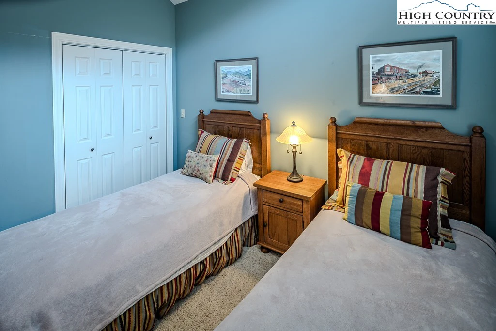 Image number 7 for the current listing