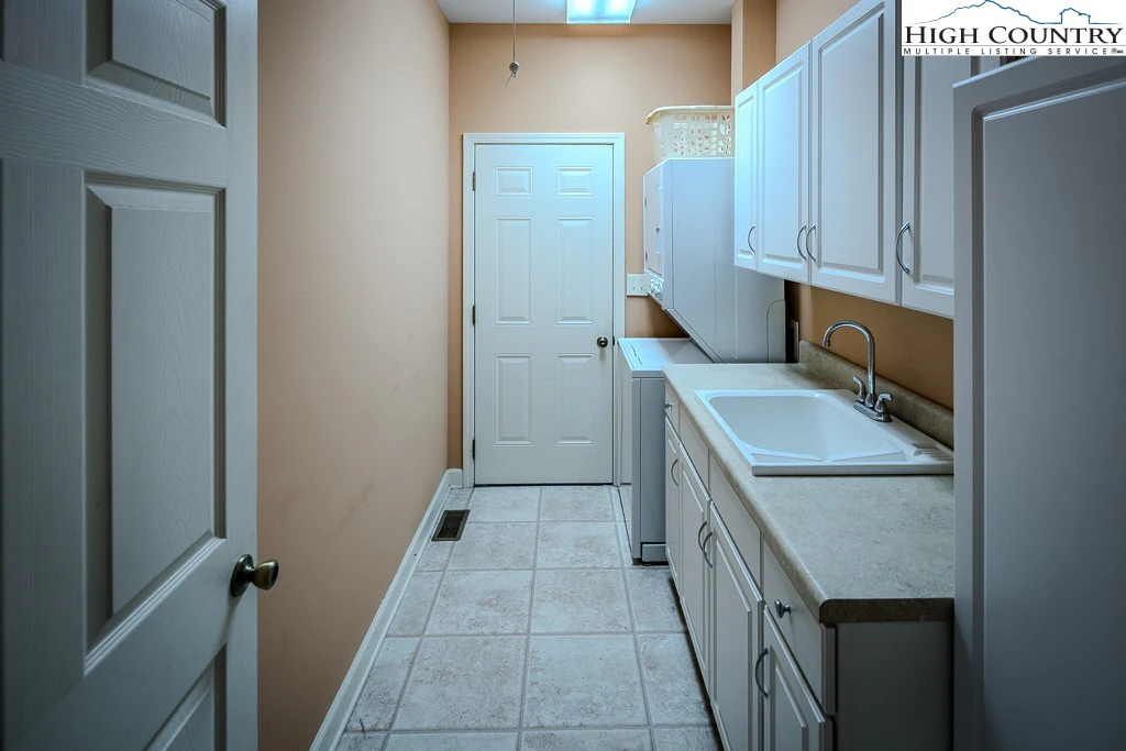 Image number 15 for the current listing