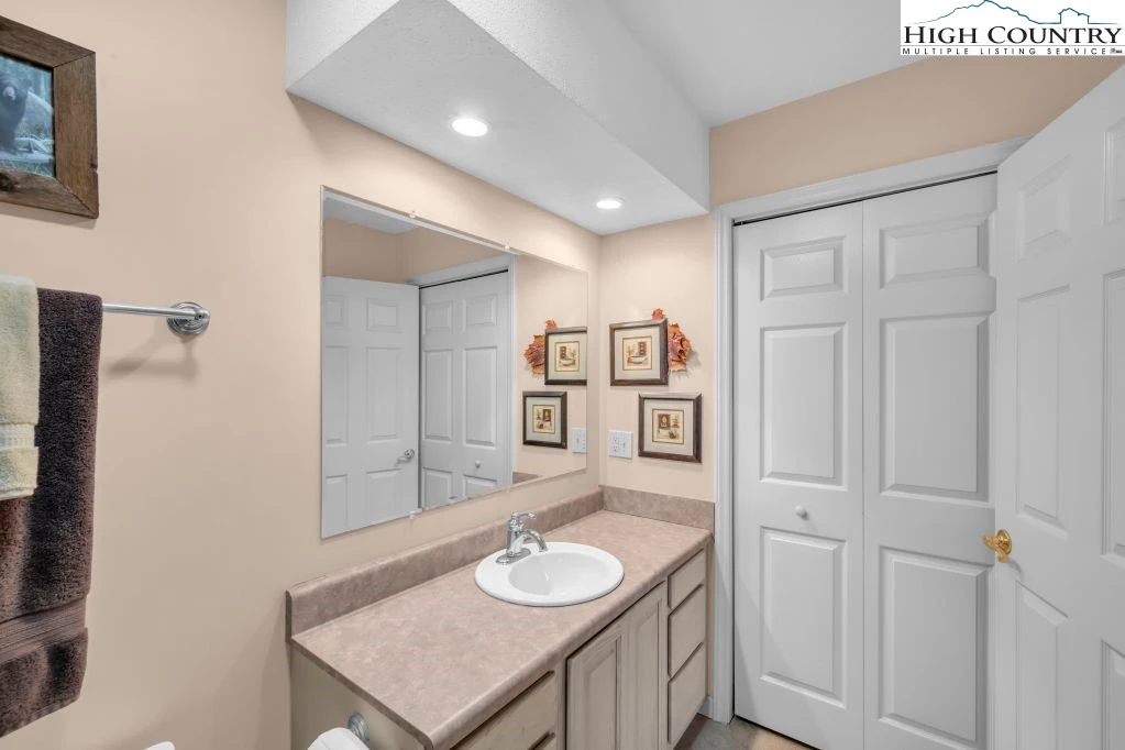 Image number 3 for the current listing