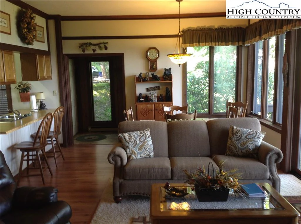 Image number 4 for the current listing