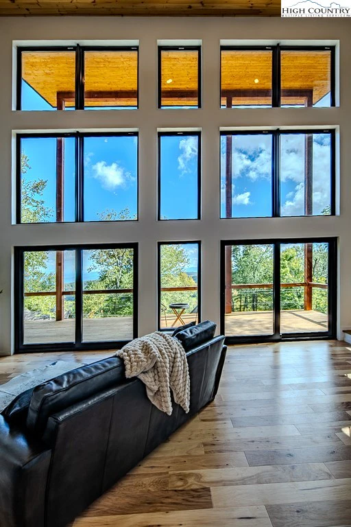 Image number 14 for the current listing