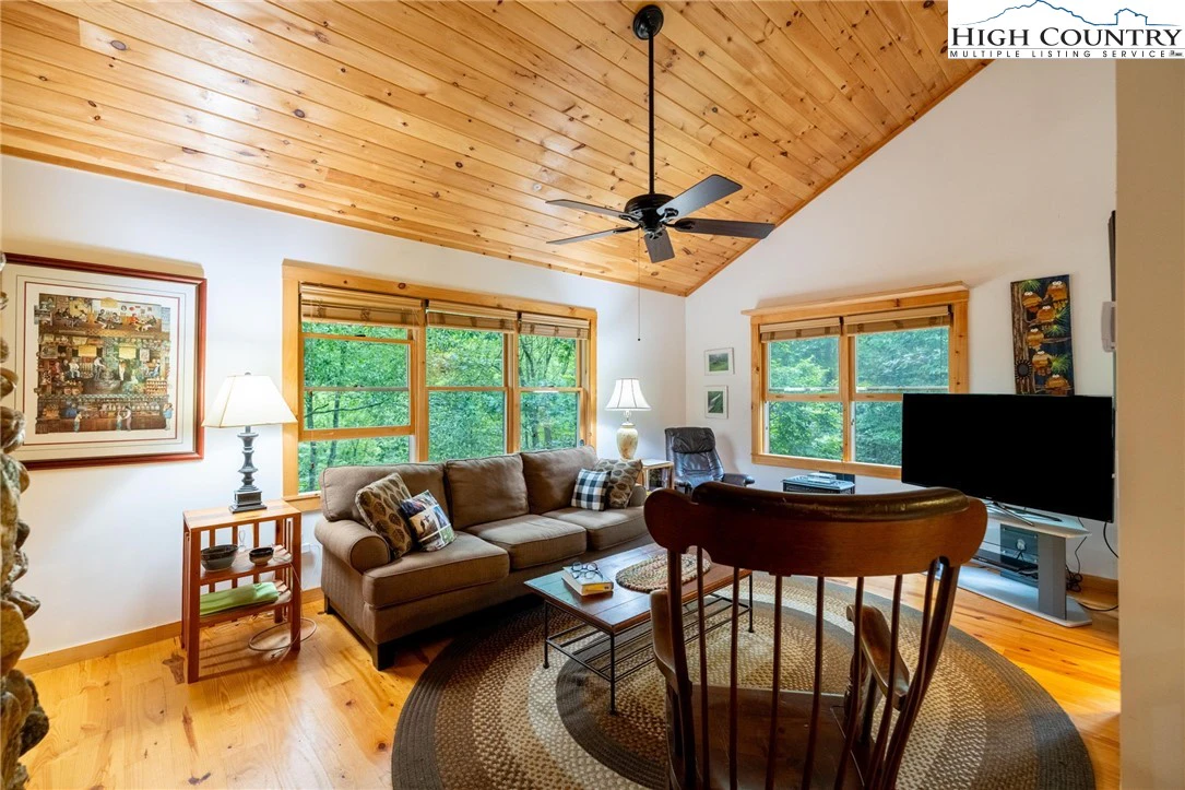 Image number 15 for the current listing