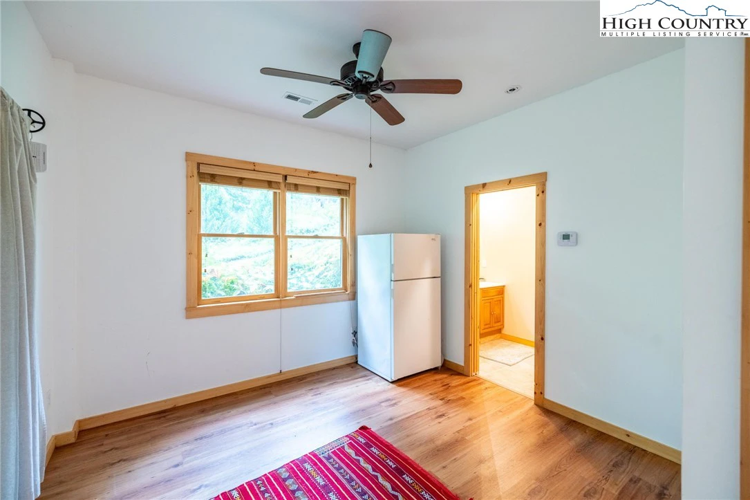 Image number 3 for the current listing