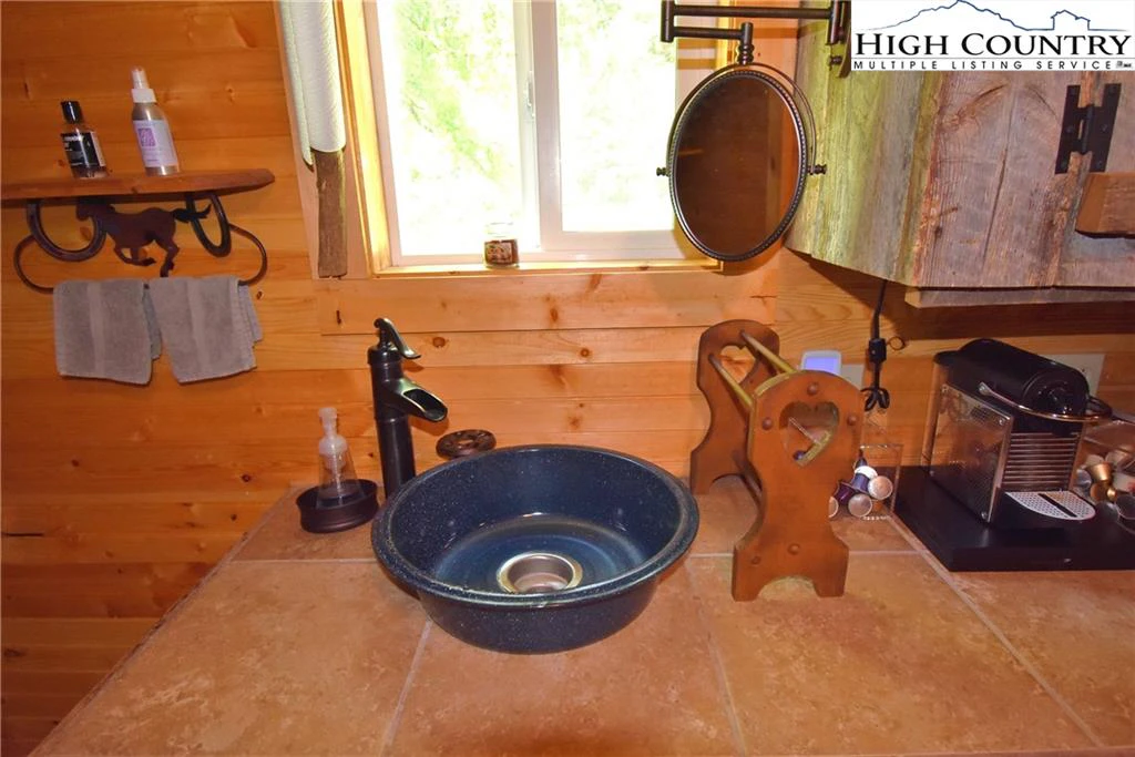 Image number 9 for the current listing
