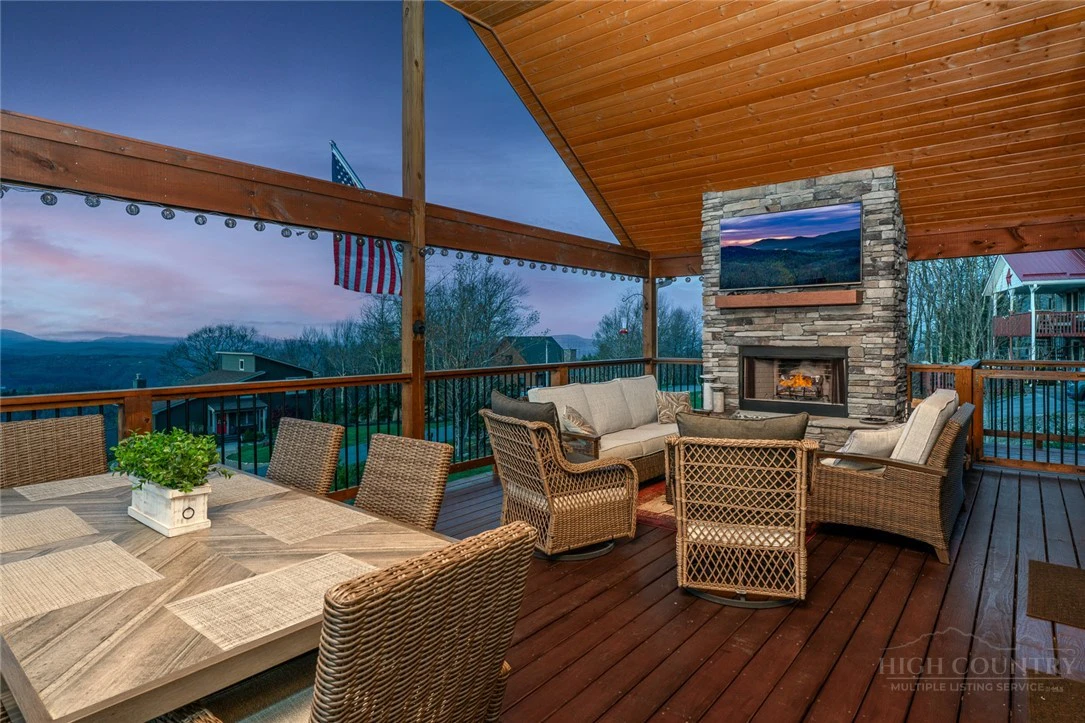 Image number 14 for the current listing