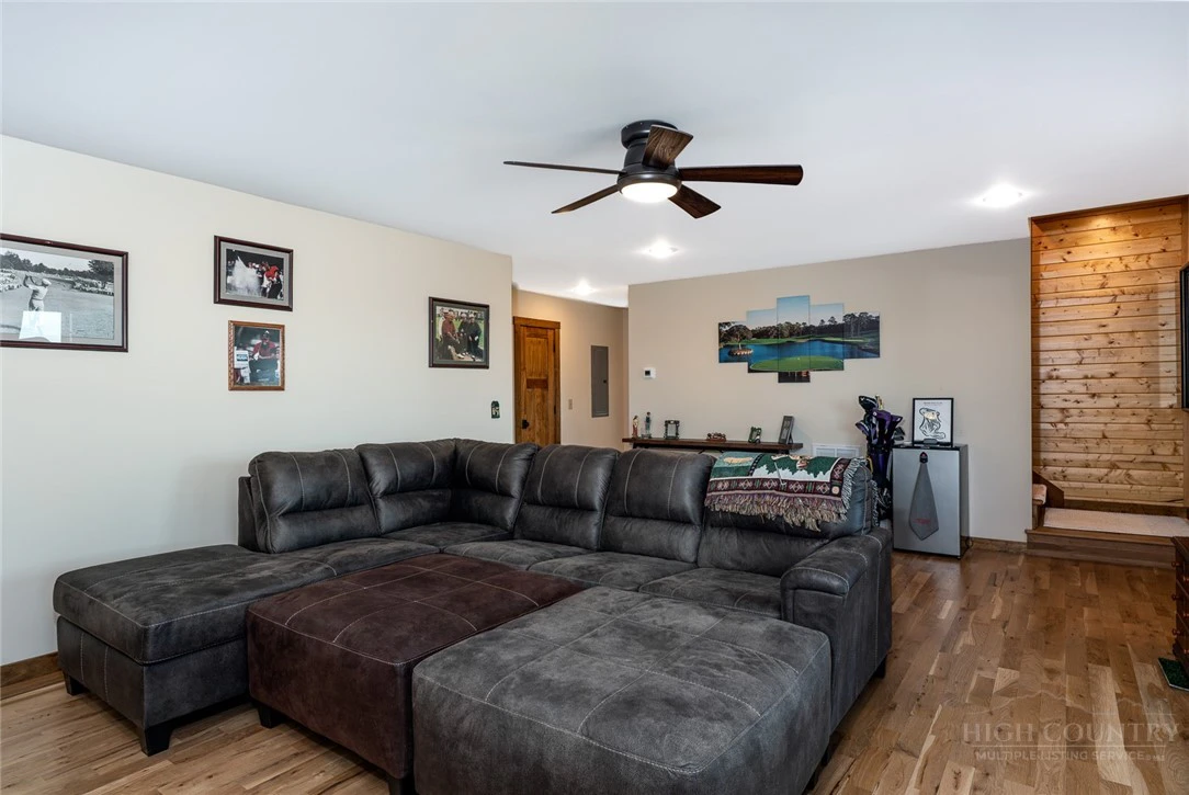 Image number 13 for the current listing