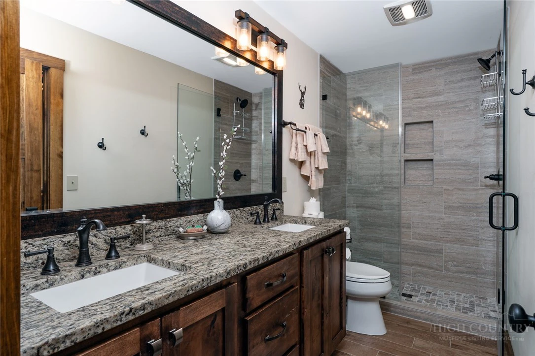 Image number 7 for the current listing