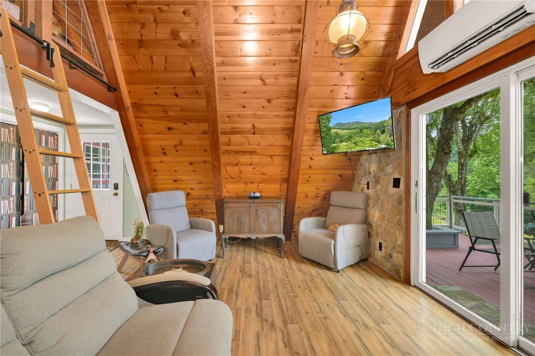 Image number 21 for the current listing