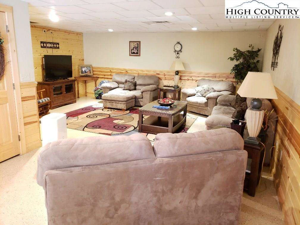 Image number 16 for the current listing