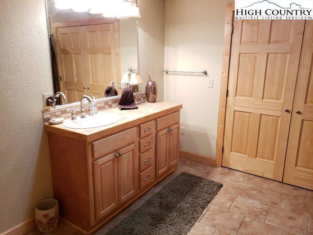 Image number 11 for the current listing