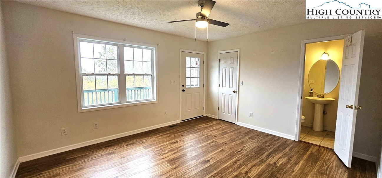 Image number 4 for the current listing