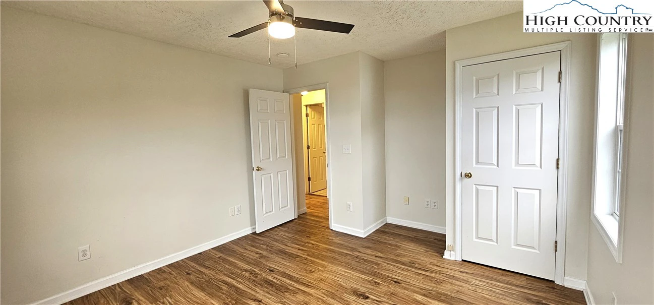 Image number 11 for the current listing