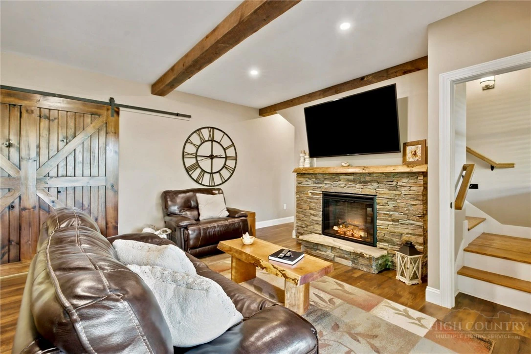 Image number 28 for the current listing