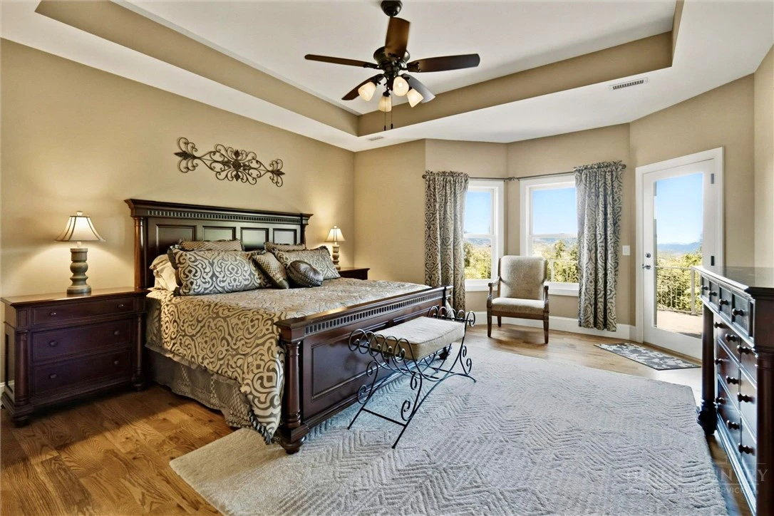 Image number 17 for the current listing