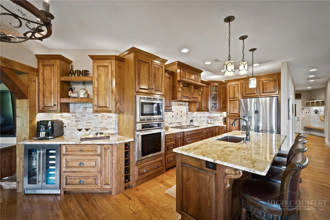 Image number 14 for the current listing
