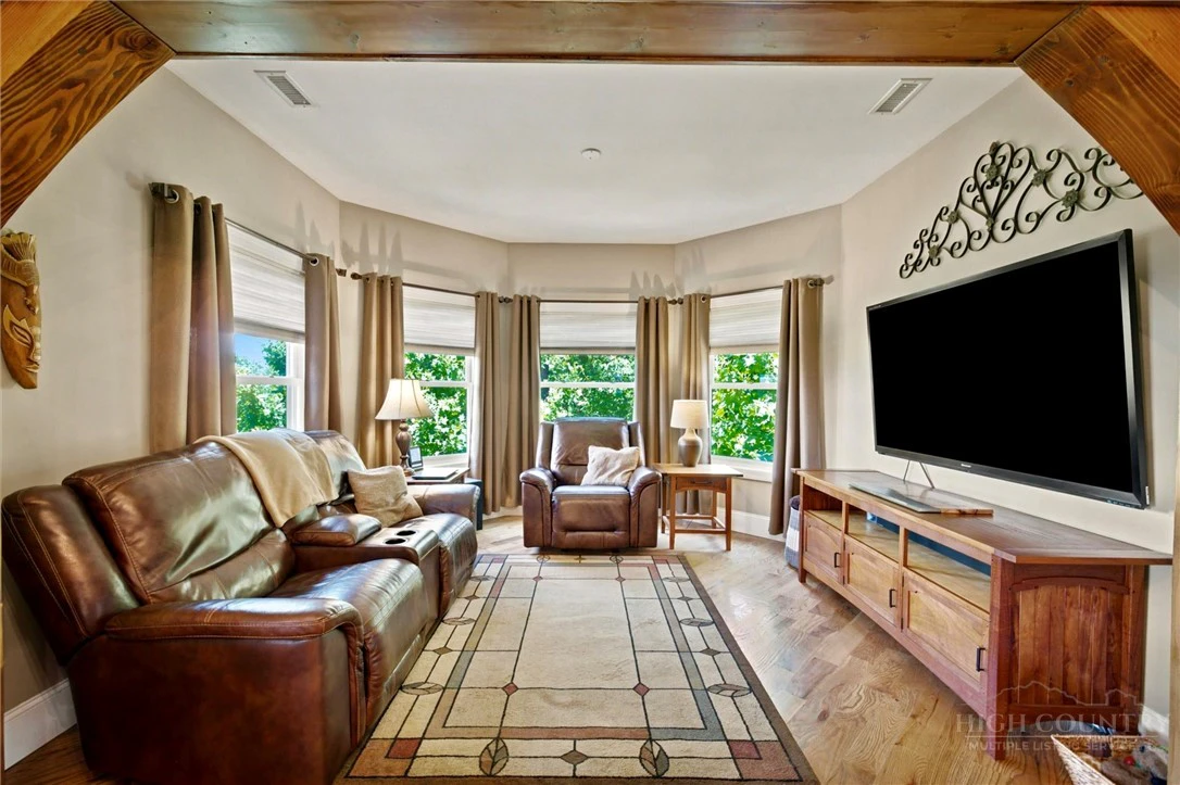 Image number 15 for the current listing
