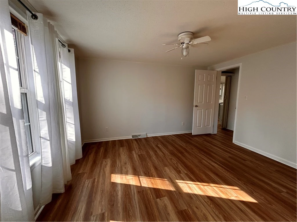 Image number 1 for the current listing