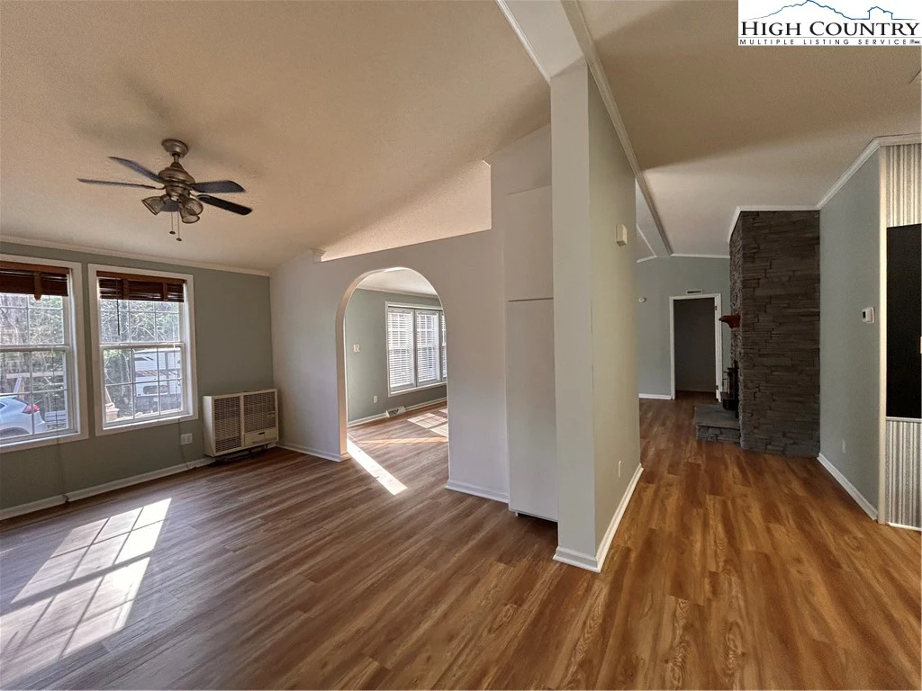 Image number 3 for the current listing