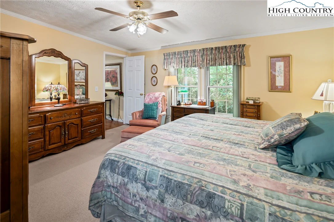 Image number 18 for the current listing