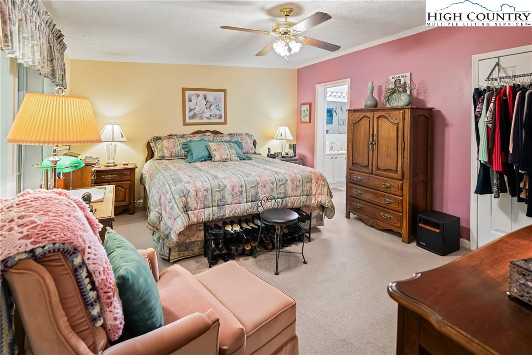 Image number 17 for the current listing